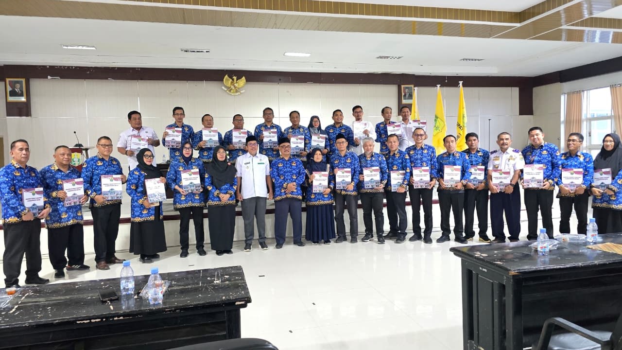 Inspektorat Buol Serahkan Hasil Evaluasi Akuntabilitas Kinerja kepada 27 Perangkat Daerah, Pemerintah Kabupaten Buol Dorong Perangkat Daerah Tingkatkan Kinerja